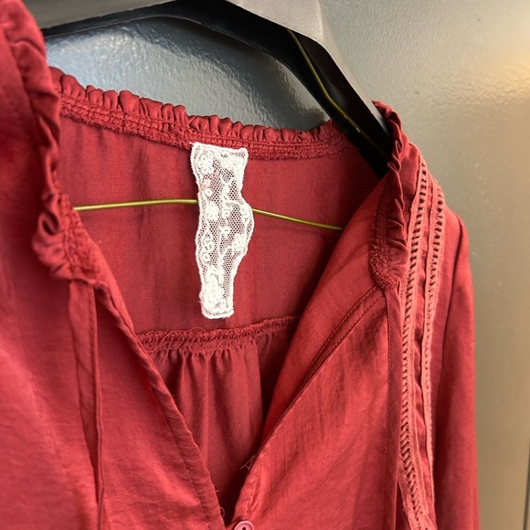 Sadie and Sage M satin feel boho peasant Red Women's Top - Picture 10 of 13